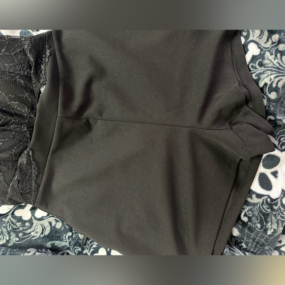 Adorable lacey romper - Picture 2 of 4